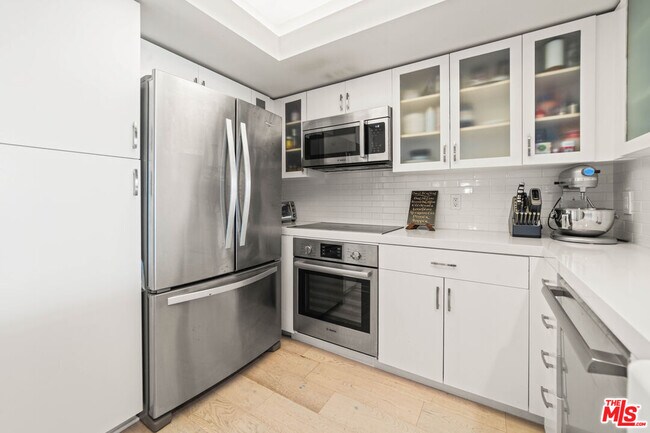 Building Photo - 13700 Marina Pointe Dr