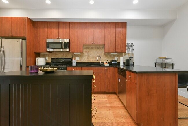 Foto del edificio - 327 W Broadway