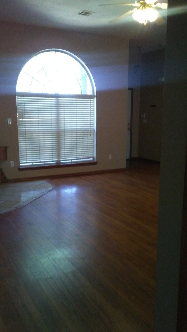 Foto del edificio - 4 bed 1.5 miles from OU Campus available f...