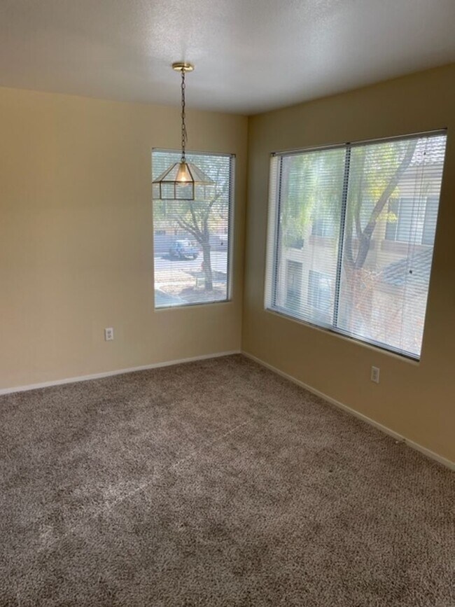Building Photo - 3 BEDROOMS 2 BATHS UPSTAIRS LEVEL UNIT