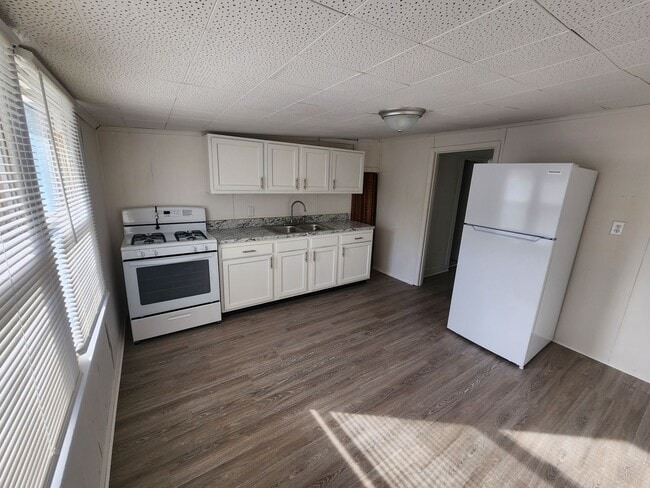 Photo - 1122 Larchmont Ave Apartment