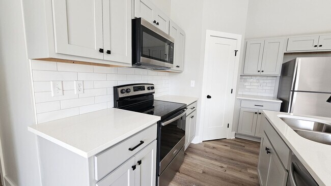 Building Photo - New 3 bedroom/2 bath townhome with double ...