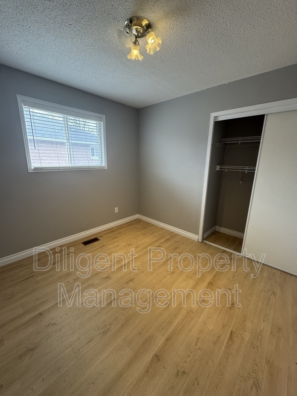 Building Photo - 1537 Ravenwood Dr