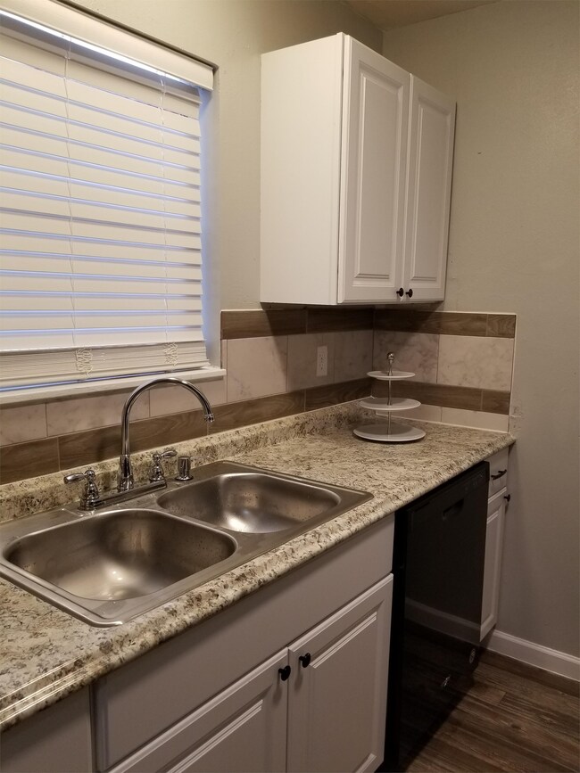 Building Photo - 9511 Contessa Dr