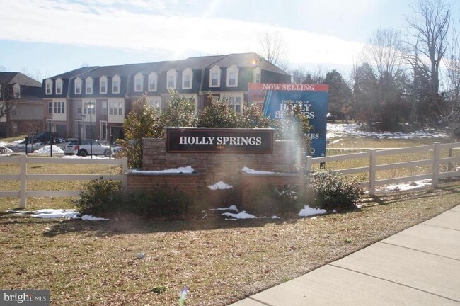 Building Photo - 5814 Holly Springs Dr N