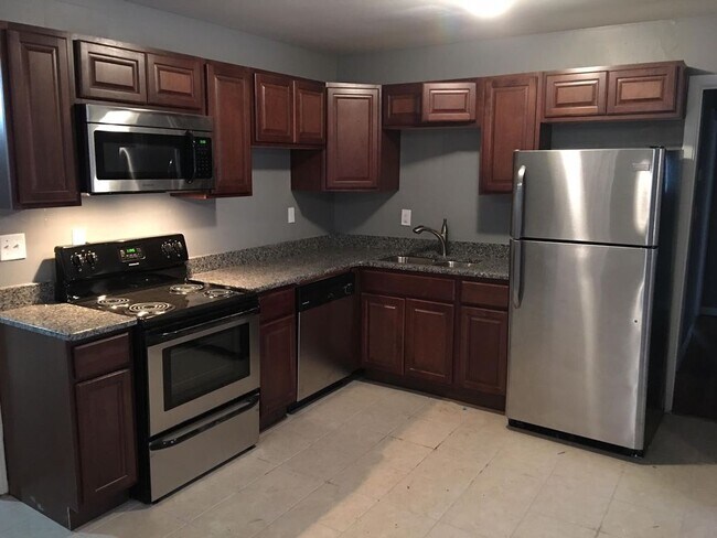 Building Photo - Beautiful 4 bed 2 bath located in the Hear...