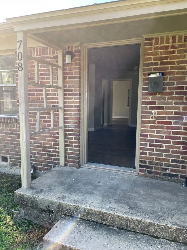 Building Photo - 708 Roberts St