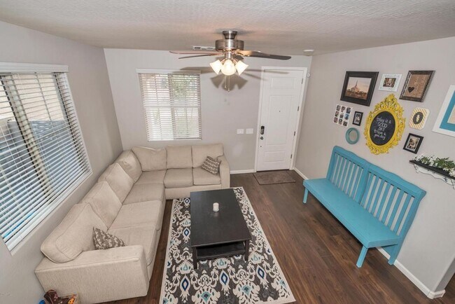 Foto del edificio - Spacious 5 Bedroom Home in Beautiful Chand...