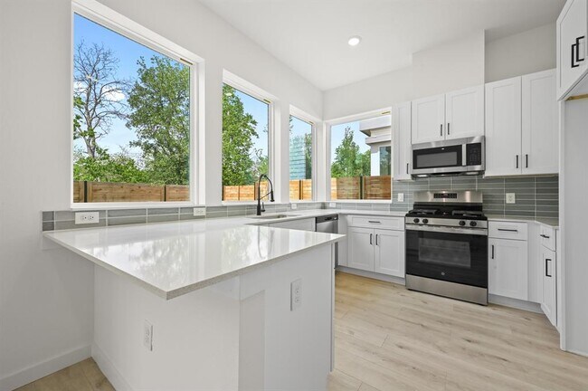 Foto del edificio - 2000 Riverside Farms Rd