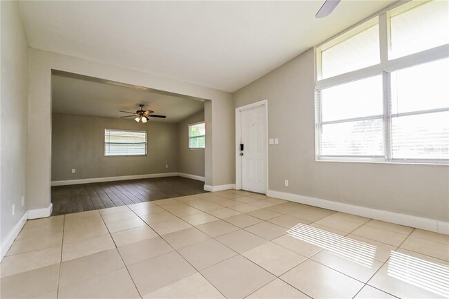 Foto del edificio - 3521 Schwalbe Dr