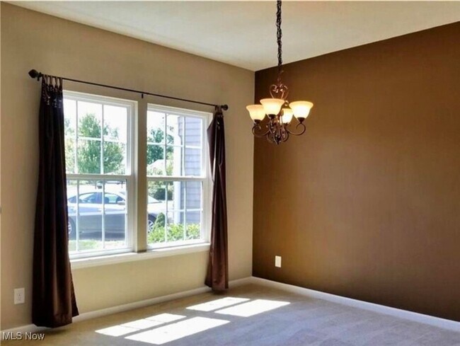 Foto del edificio - 5055 Lake Forest Dr