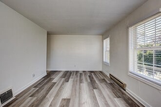 Building Photo - 1006 N 27th St