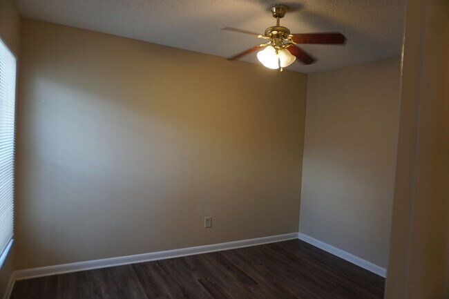 Building Photo - 2 bedroom townhome on Westside Near NAS