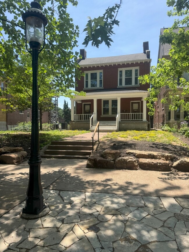 Building Photo - 4336 W Pine Blvd