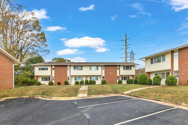 Foto del edificio - 2/2.5 Walking Distance to NC State
