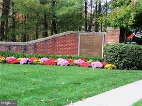 Building Photo - 98 Versailles Ct