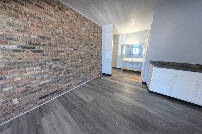 Foto del edificio - Studio Apartment | All Utilities Included | One Flat Rate | Columbus KS