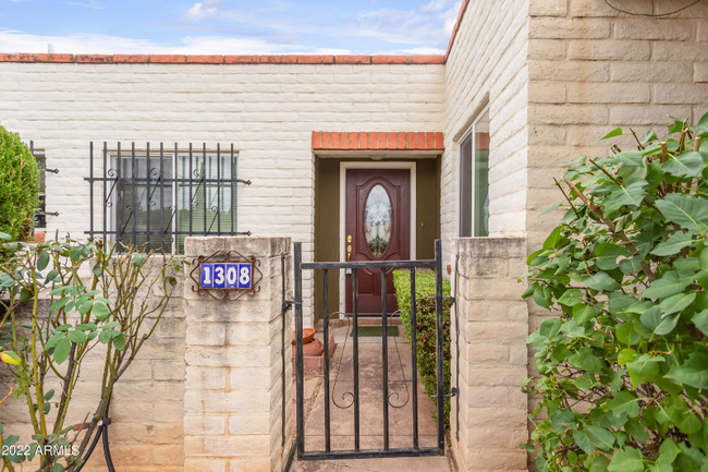 Building Photo - 1308 E Carmelita Dr