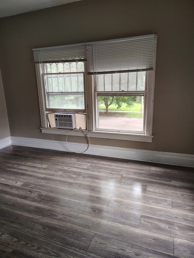 Living room/bedroom - 1110 E Grove St