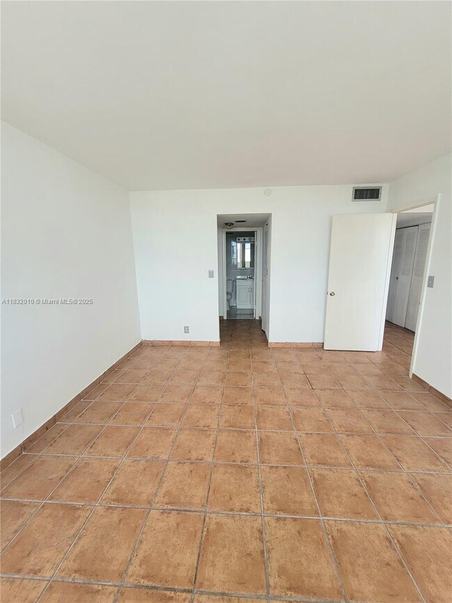 Building Photo - 2025 NE 164th St