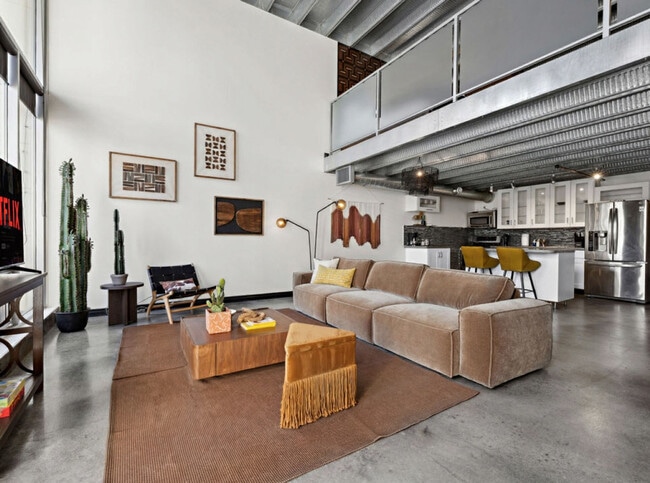 Building Photo - 10303-10107 107 St NW