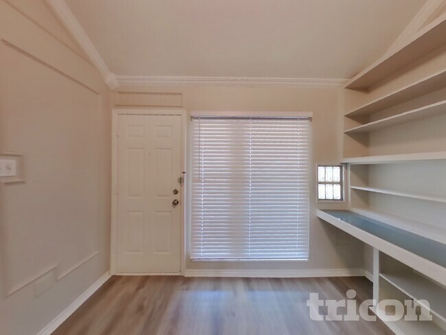 Building Photo - 725 Villa Ridge Dr