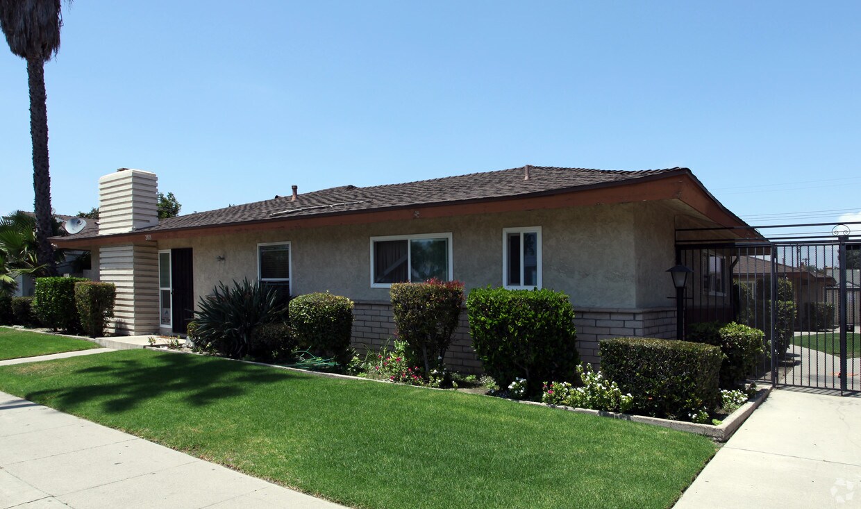 Primary Photo - 2115 E Almont Ave