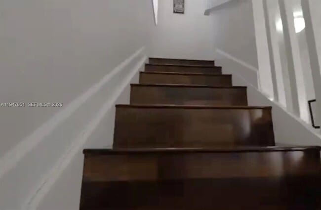 Building Photo - 1485 NE 33rd Rd