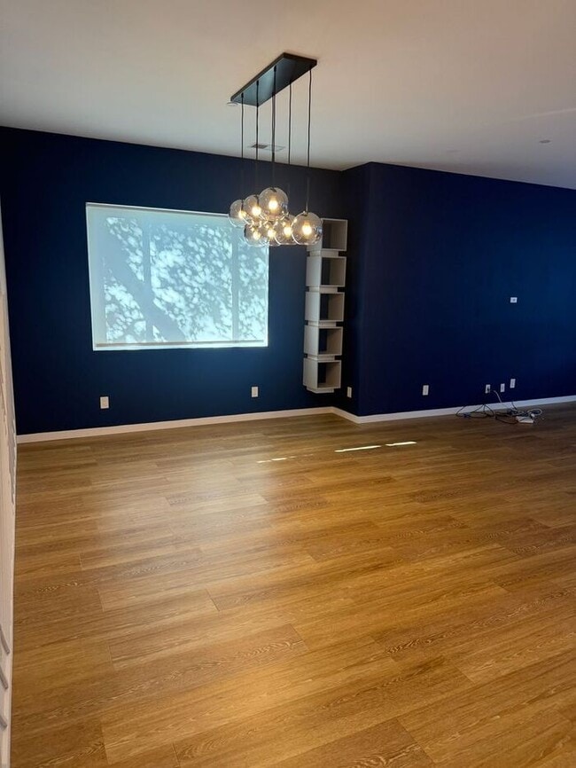 Building Photo - Stunning 4-bedroom, 3-bathroom home