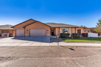 Building Photo - 14 Erica Ct