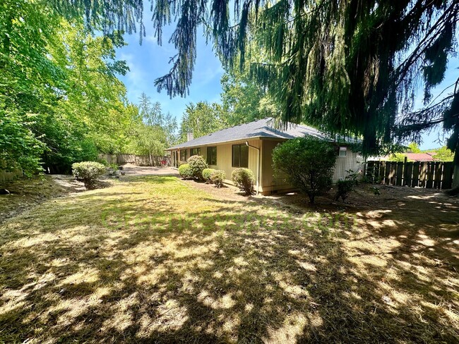 Building Photo - Gorgeous 4 Bedroom 2 Bath with Fully Fence...