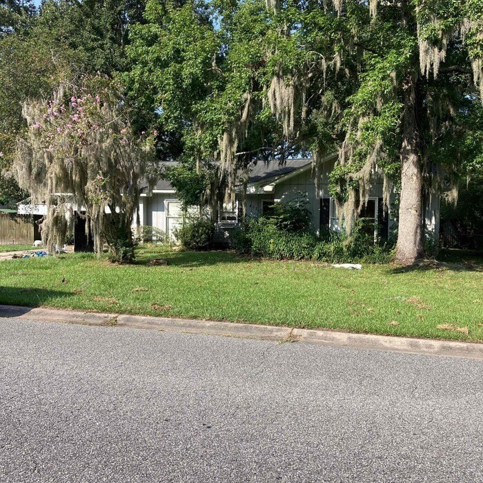 Primary Photo - Newly Refreshed 3 Bedroom Home