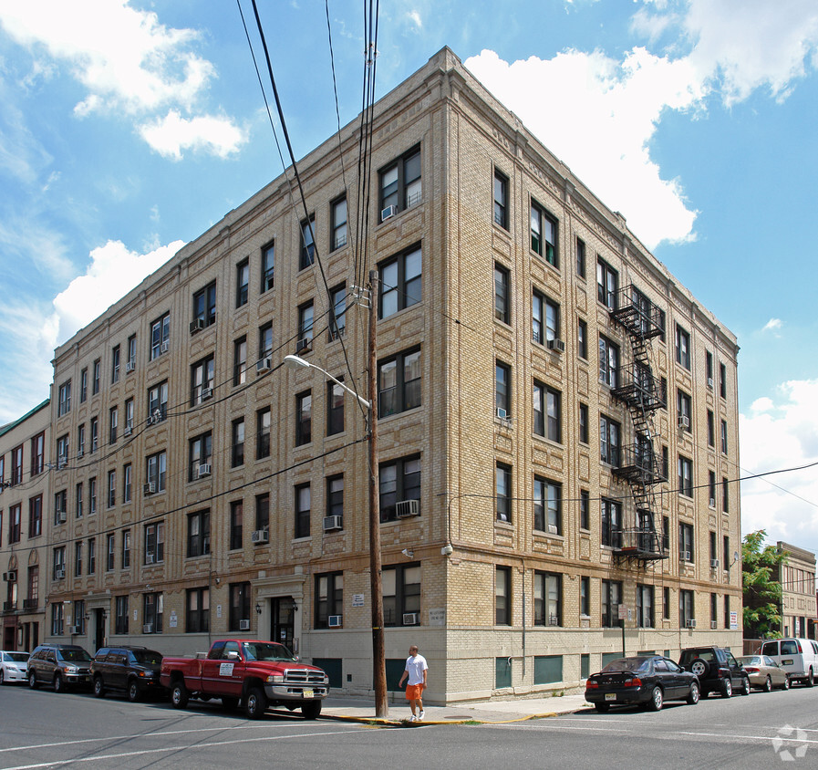 Primary Photo - Victory Apts.