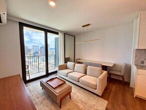 Building Photo - 987 Queen St