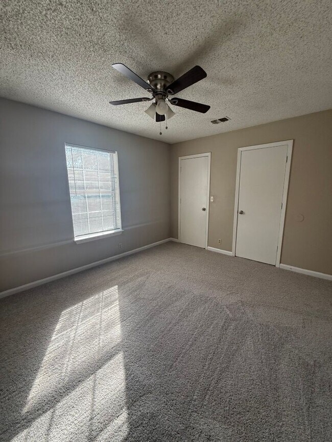 Building Photo - Affordable townhome with Free Rent