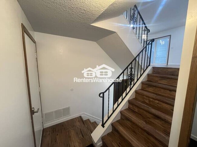 Foto del edificio - Cozy 3 Bed, 2 Bath Townhome with Fireplace & Tuck-Under 2-Car Garage—Comfort Meets Convenience!
