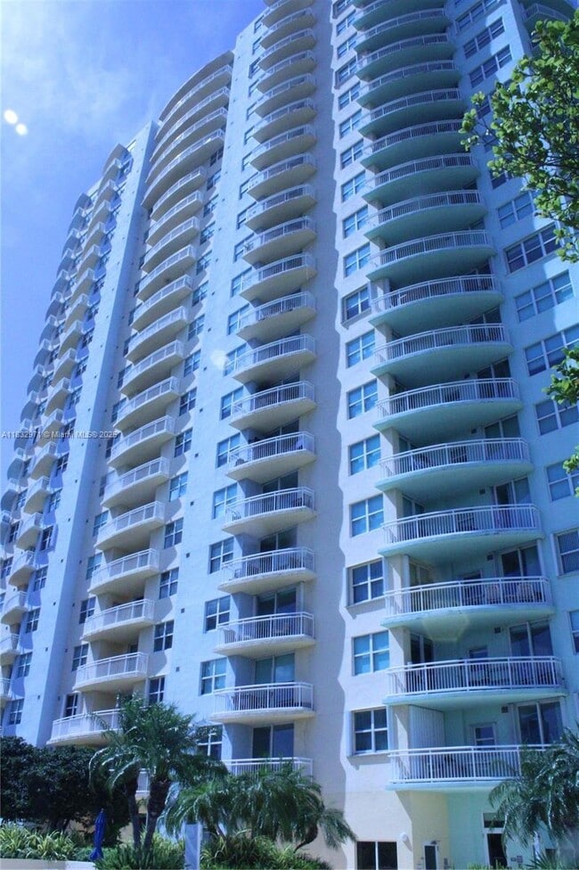 Building Photo - 2475 Brickell Ave