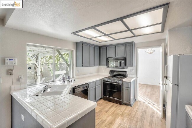 Building Photo - 4973 Ridgeview Dr