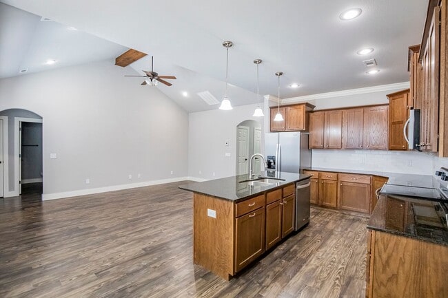 Building Photo - ***213 Alder Street***