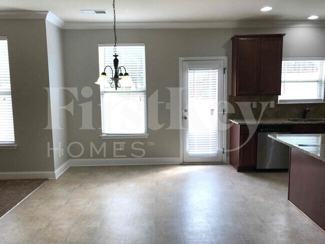 Foto del edificio - 2022 Poplar Falls Ave