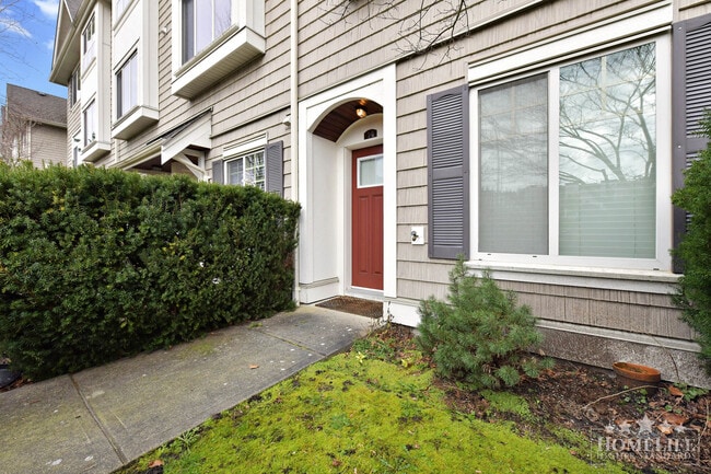 Photo du bâtiment - Bright 3 Level 2 Bedroom Plus Den Townhome with Garage Carport Balcony and Front Yard in South Su...