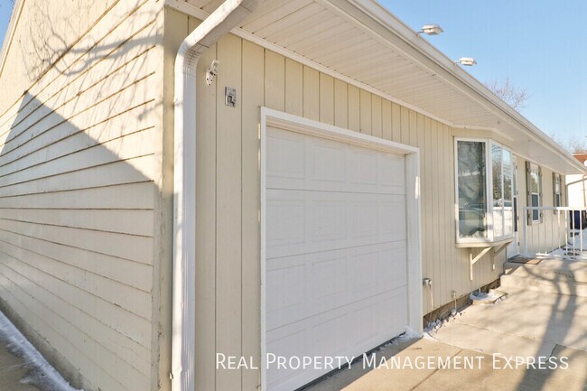 Foto del edificio - Spacious 2 Bedroom 2 Bath House with Bonus...