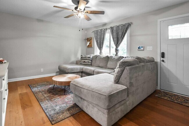 Building Photo - Pet Friendly Three Bedroom!