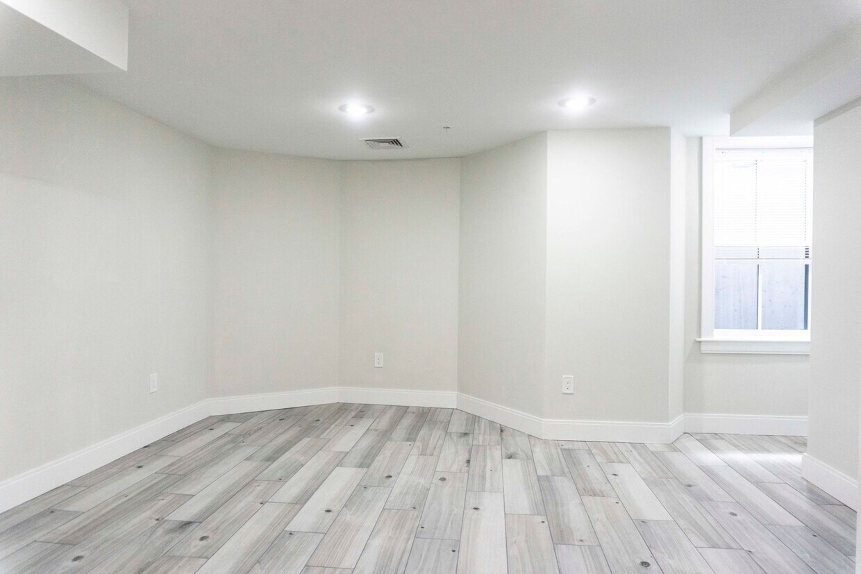 Primary Photo - Charming 3 Bedroom- NO Broker FEE