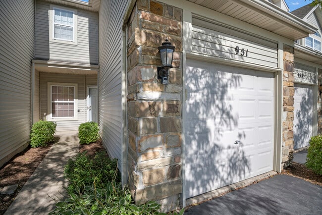 Building Photo - 951 Viewpoint Dr