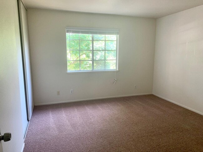 Foto del edificio - Beautiful Upstairs 2 Bedroom 2 Bath Unit J...