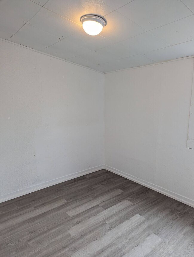 Building Photo - Charming 1 bedroom pet-friendly house