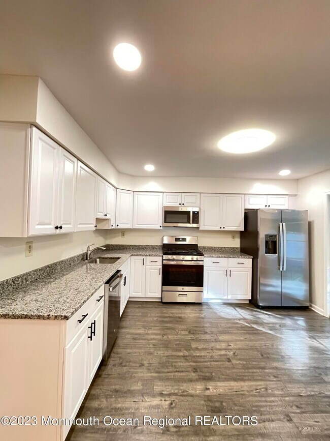 Building Photo - 240 Teasdale Pl