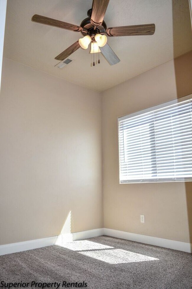 Foto del edificio - 4 bed, 2.5 bath duple unit w/2 car garage