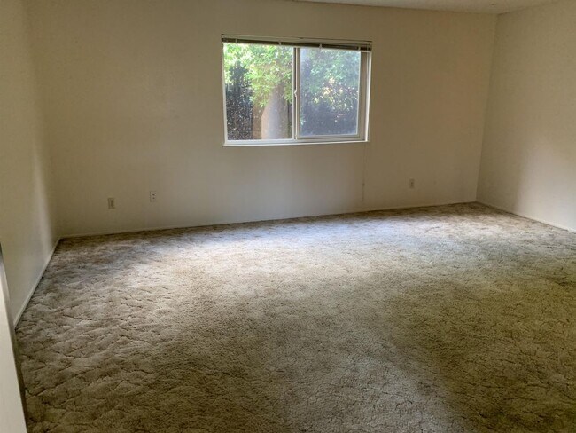 Building Photo - 830 D Street 2
